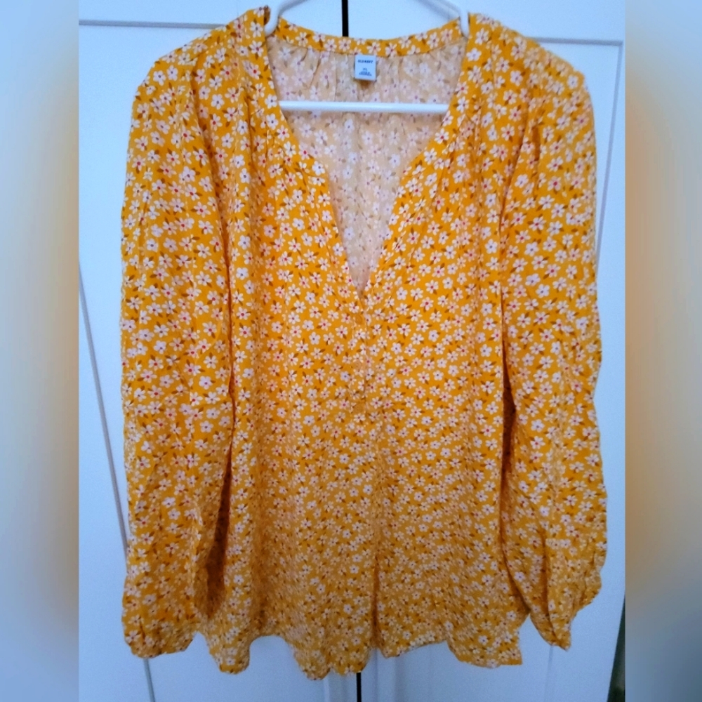 Split-V neck; long sleeves with cuffs.